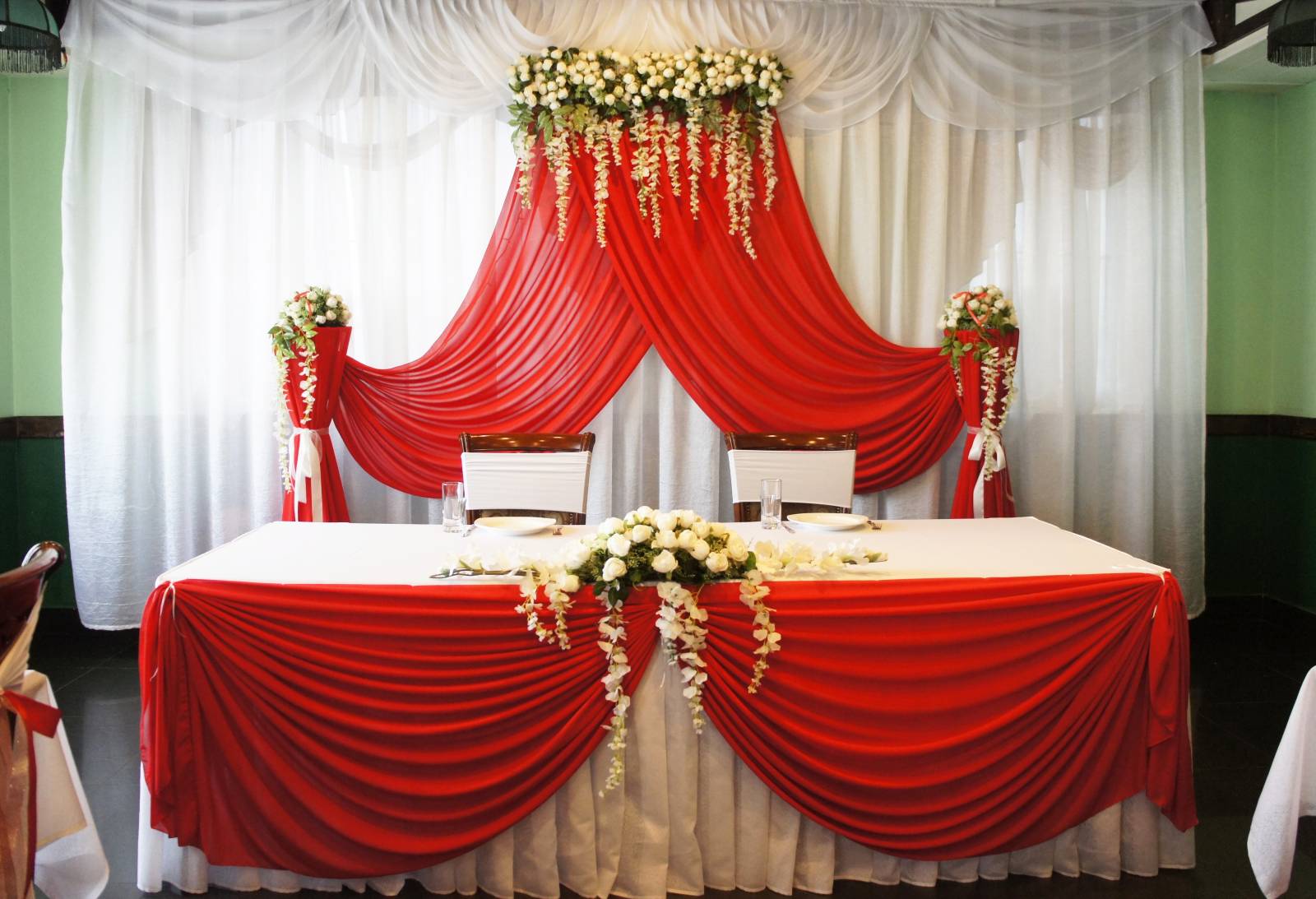Стол жениха и невесты в Красном цвете